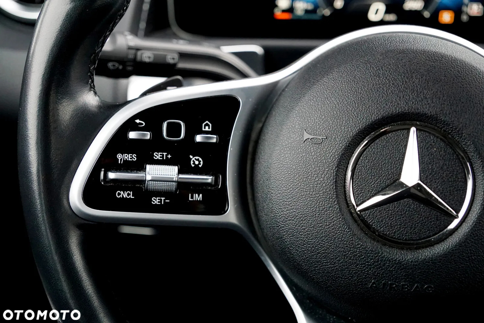 Mercedes-Benz GLB 200 7G-DCT Progressive - 33