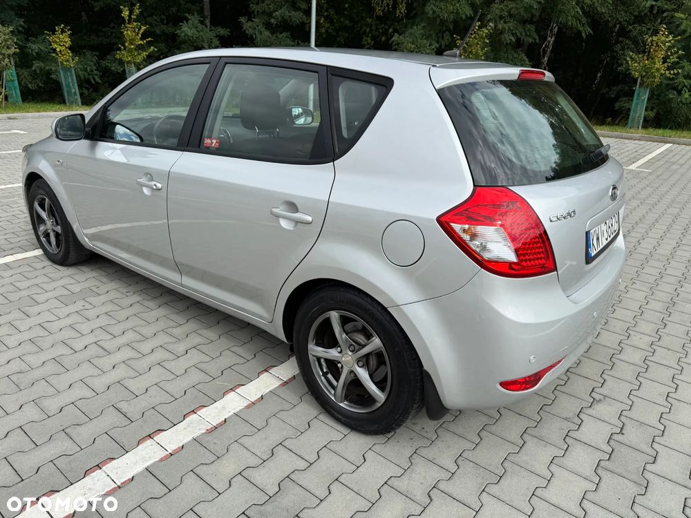 Kia Ceed 2011 photo 3