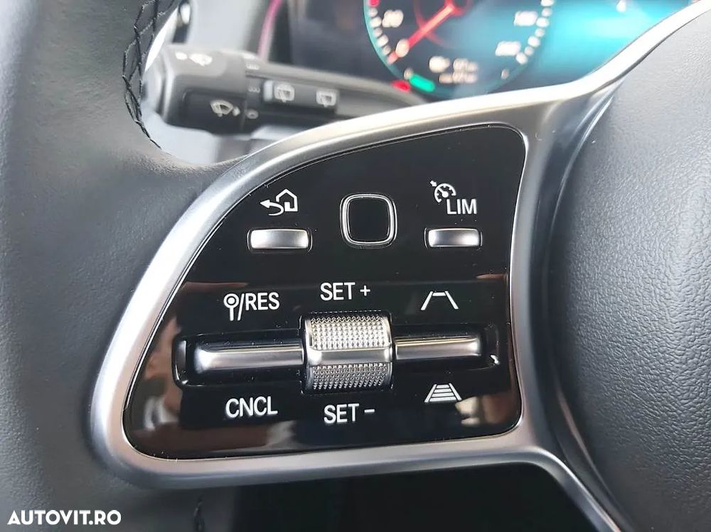 Mercedes-Benz EQB 300 4MATIC - 11