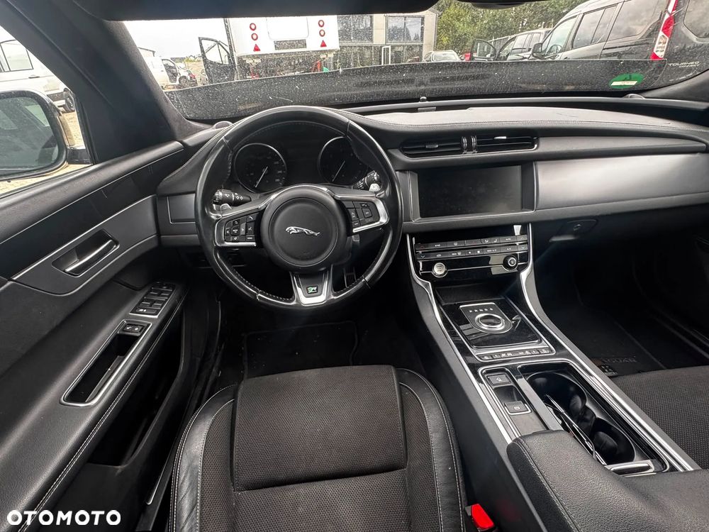 Jaguar XF 2.0 i4D AWD Pure - 18