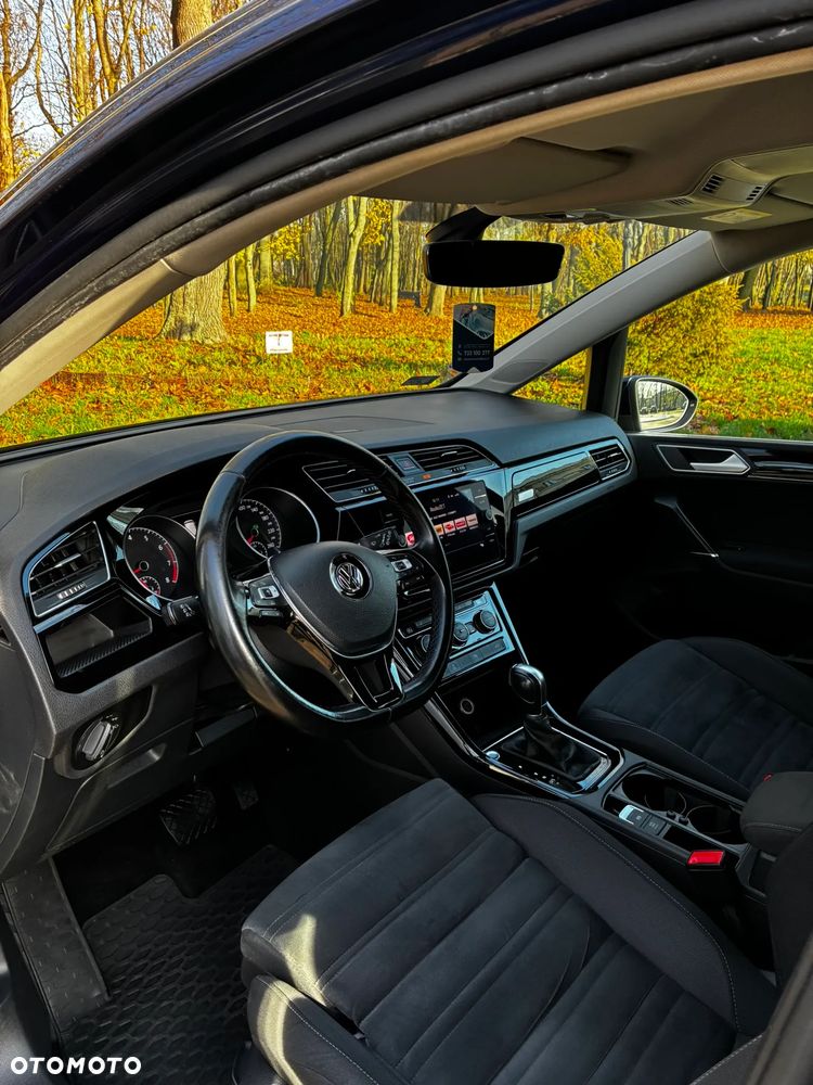Volkswagen Touran - 12