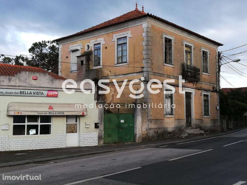 Villa com extenso terreno localizada no centro de Sangalhos (Anadia) - Grande imagem: 2/19