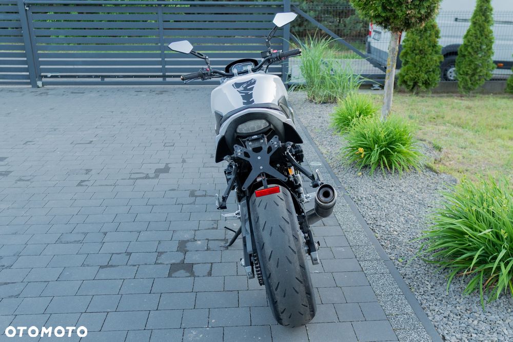 Suzuki GSR - 9