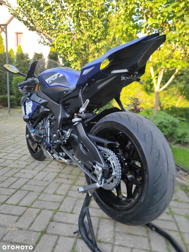 Yamaha R1 - 4