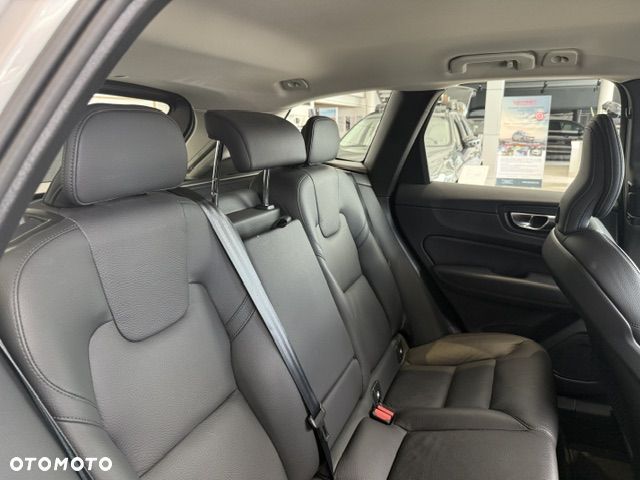 Volvo XC 60 B5 B AWD Plus Dark - 23