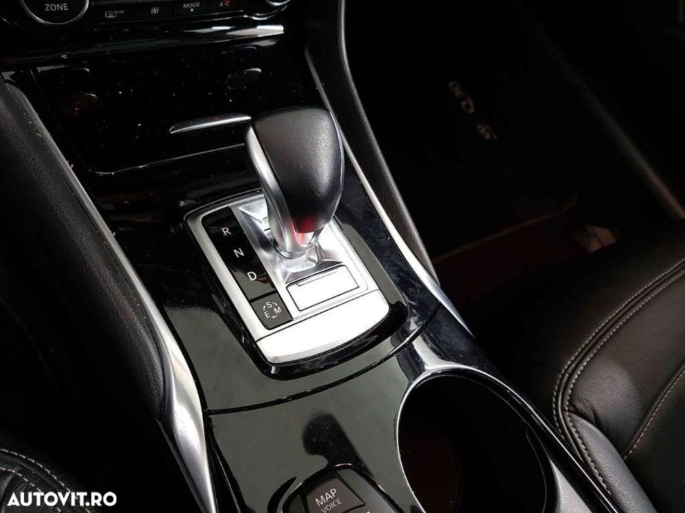 Infiniti Q30 1.6t DCT Premium Tech - 12