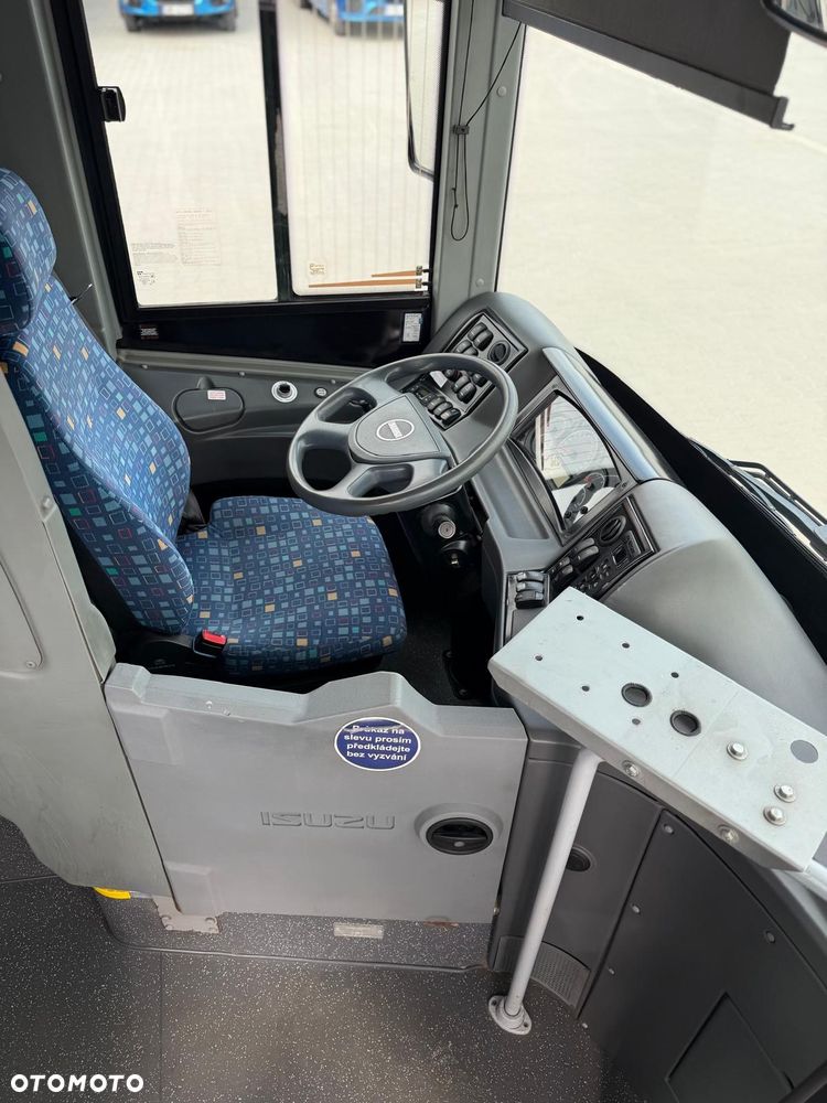 Isuzu Novociti Life 65 miejsc - 10