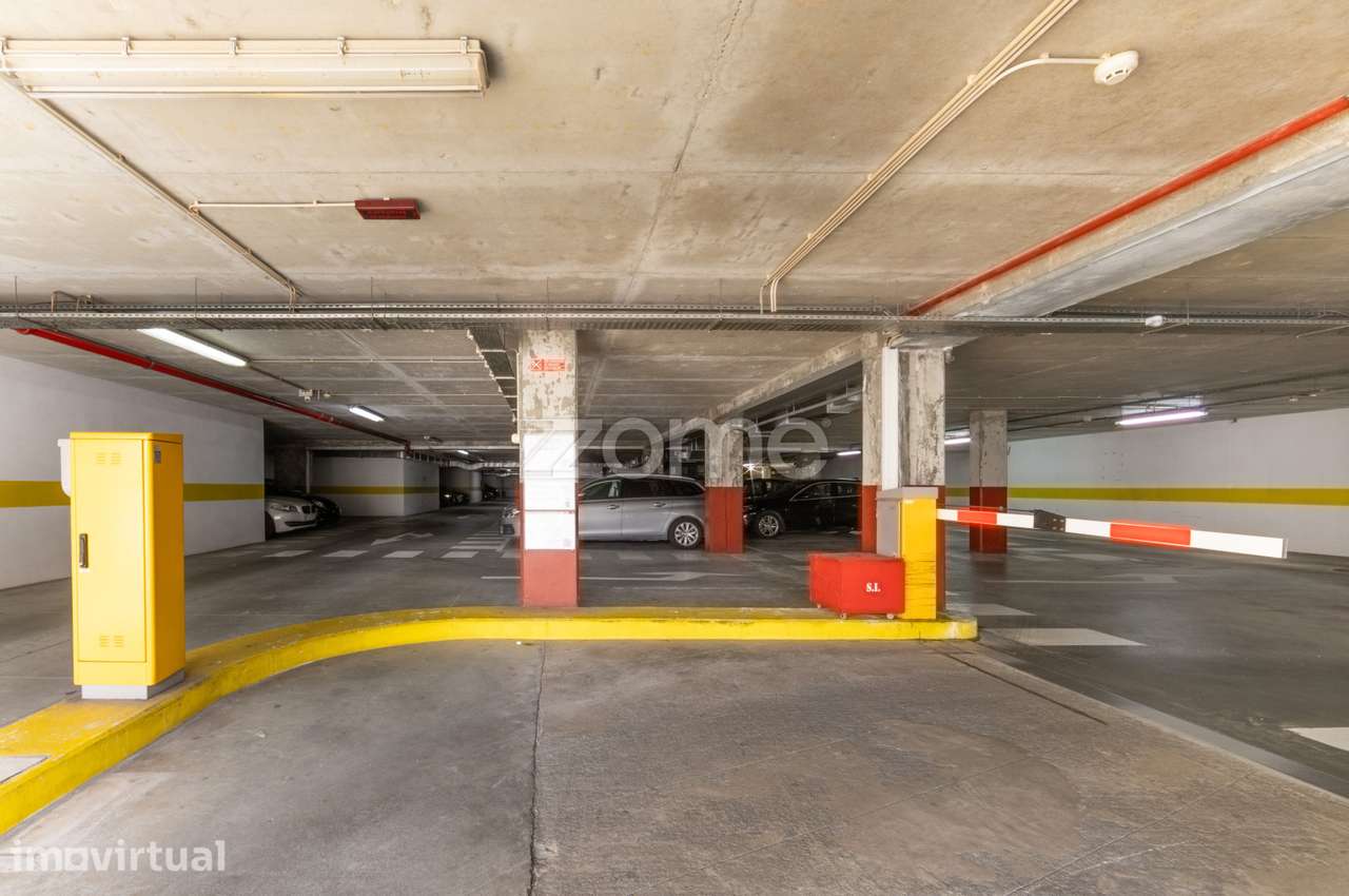 Parque de Estacionamento com 100 Frações Autónomas, São Mamede Infe...