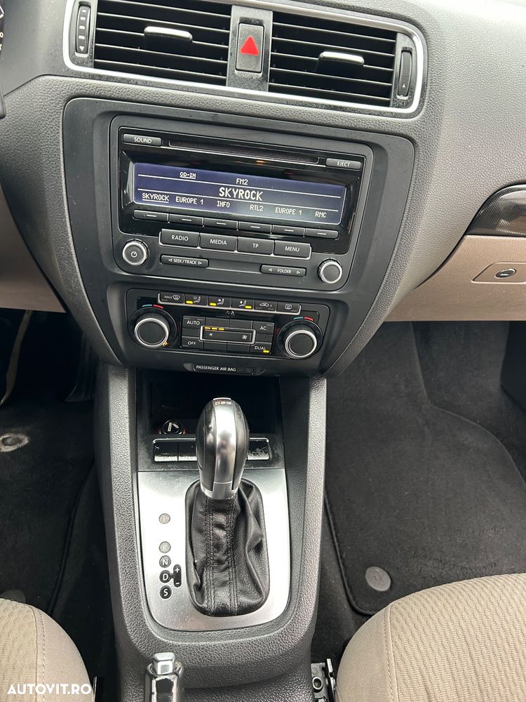 Volkswagen Jetta 1.6 TDI DSG Comfortline - 19