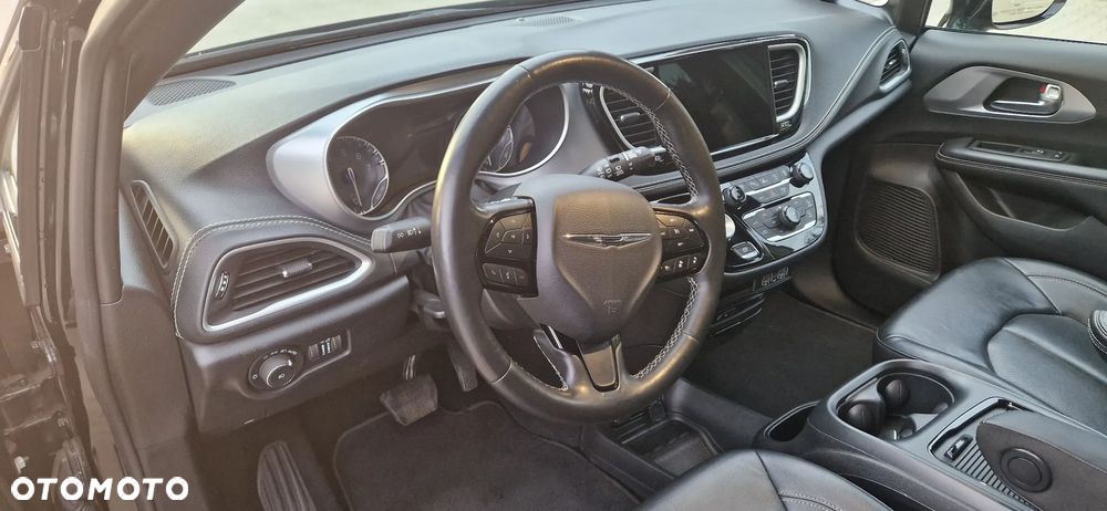 Chrysler Pacifica - 12