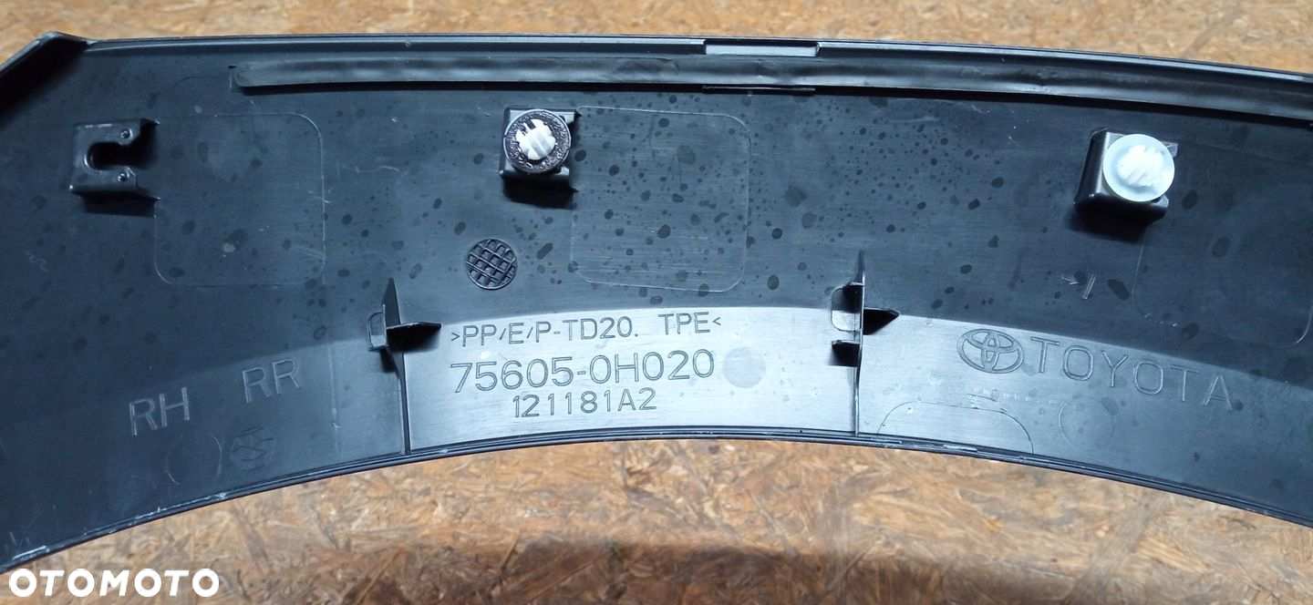 TOYOTA AYGO X 20- LISTWA BŁOTNIKA PRAWY TYŁ TYLNA 75605-0H020 - 12