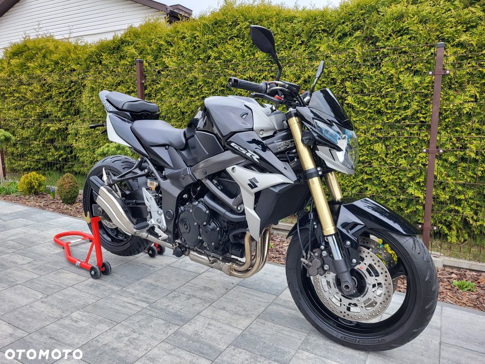 Suzuki GSR - 8