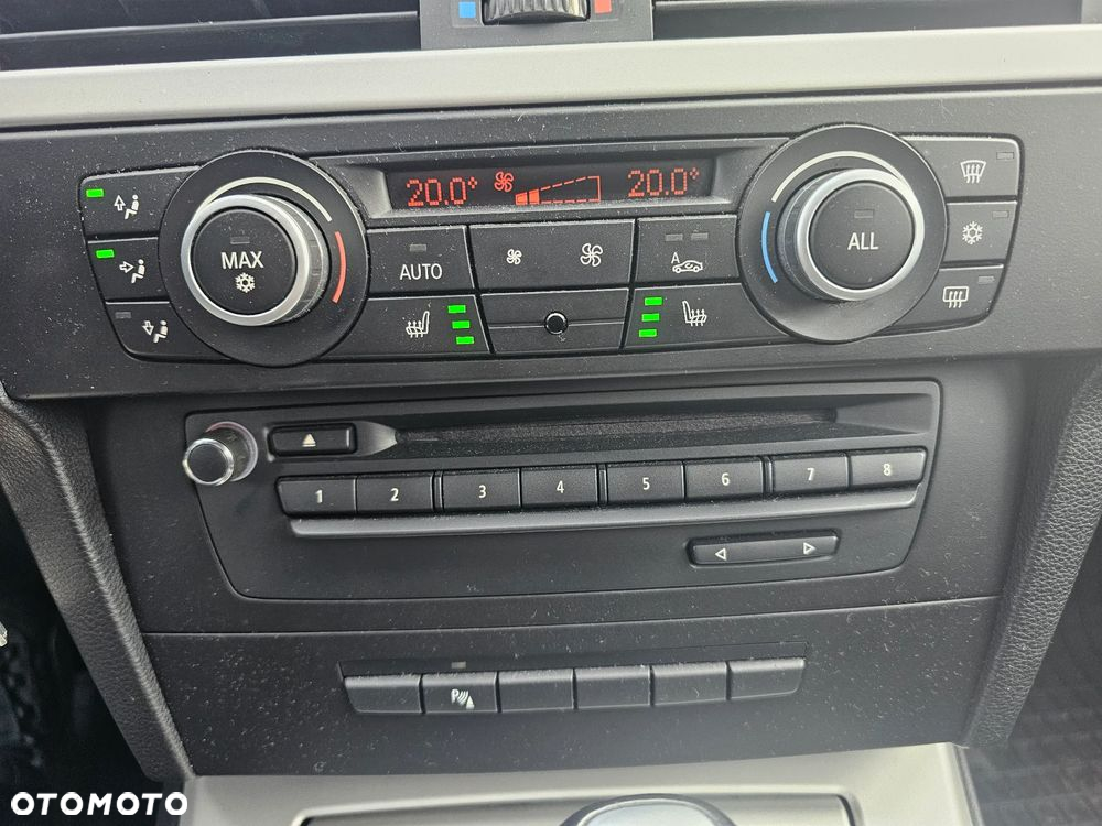 BMW Seria 3 318i Touring - 12