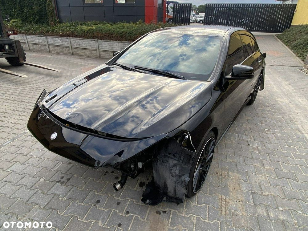 Mercedes-Benz CLA 180 7G-DCT - 3