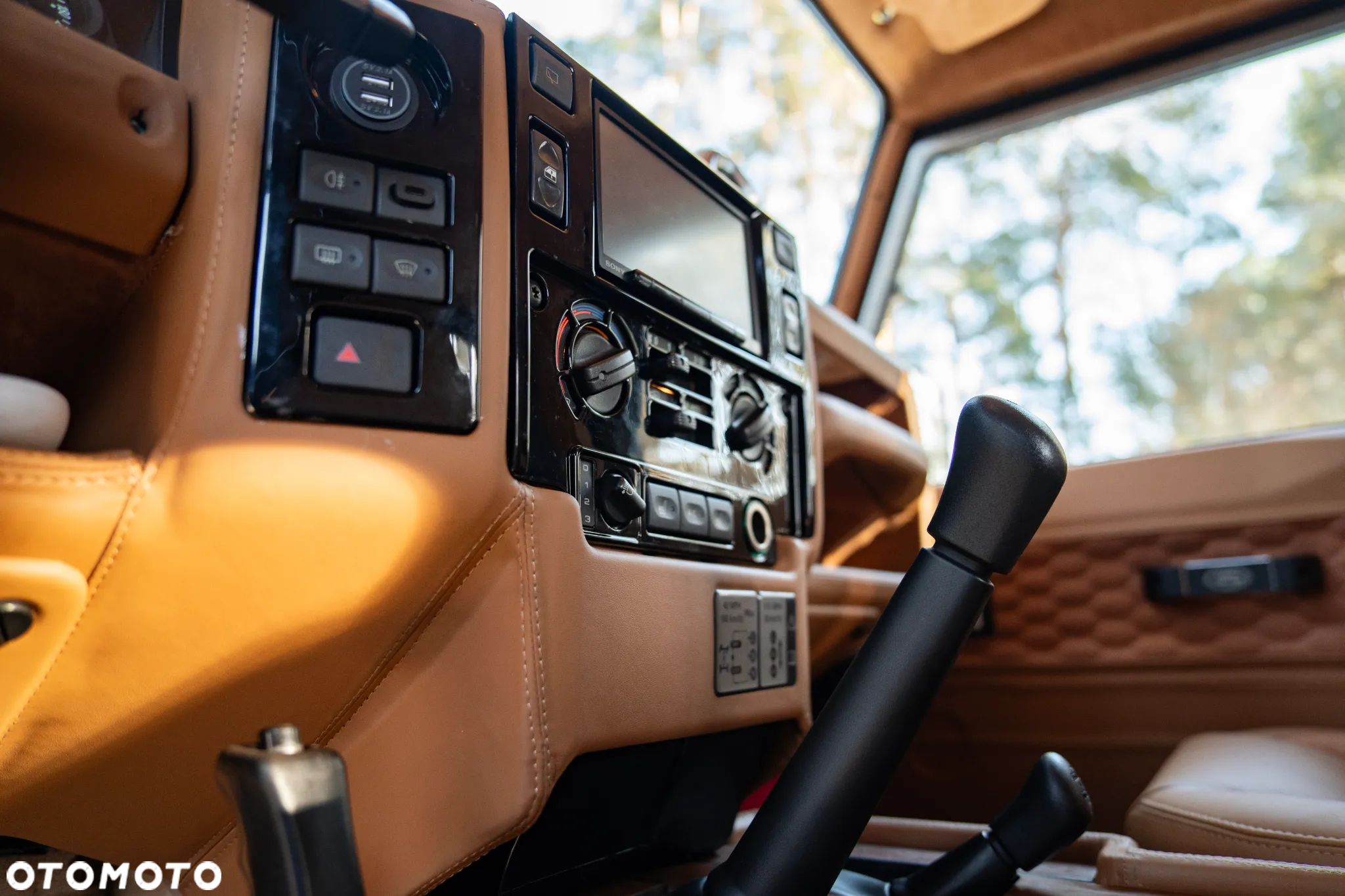 Land Rover Defender - 10