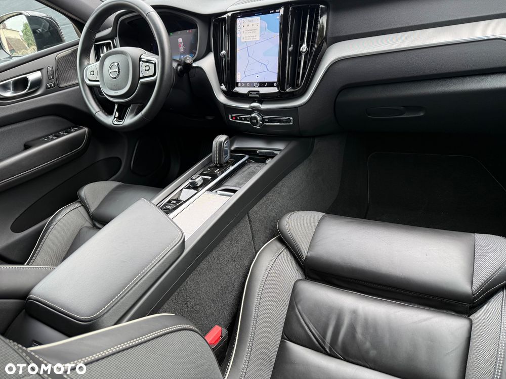 Volvo XC 60 B4 D AWD Plus Dark - 39