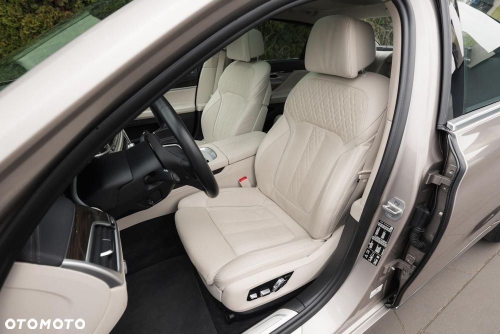 BMW Seria 7 730Ld xDrive mHEV - 12