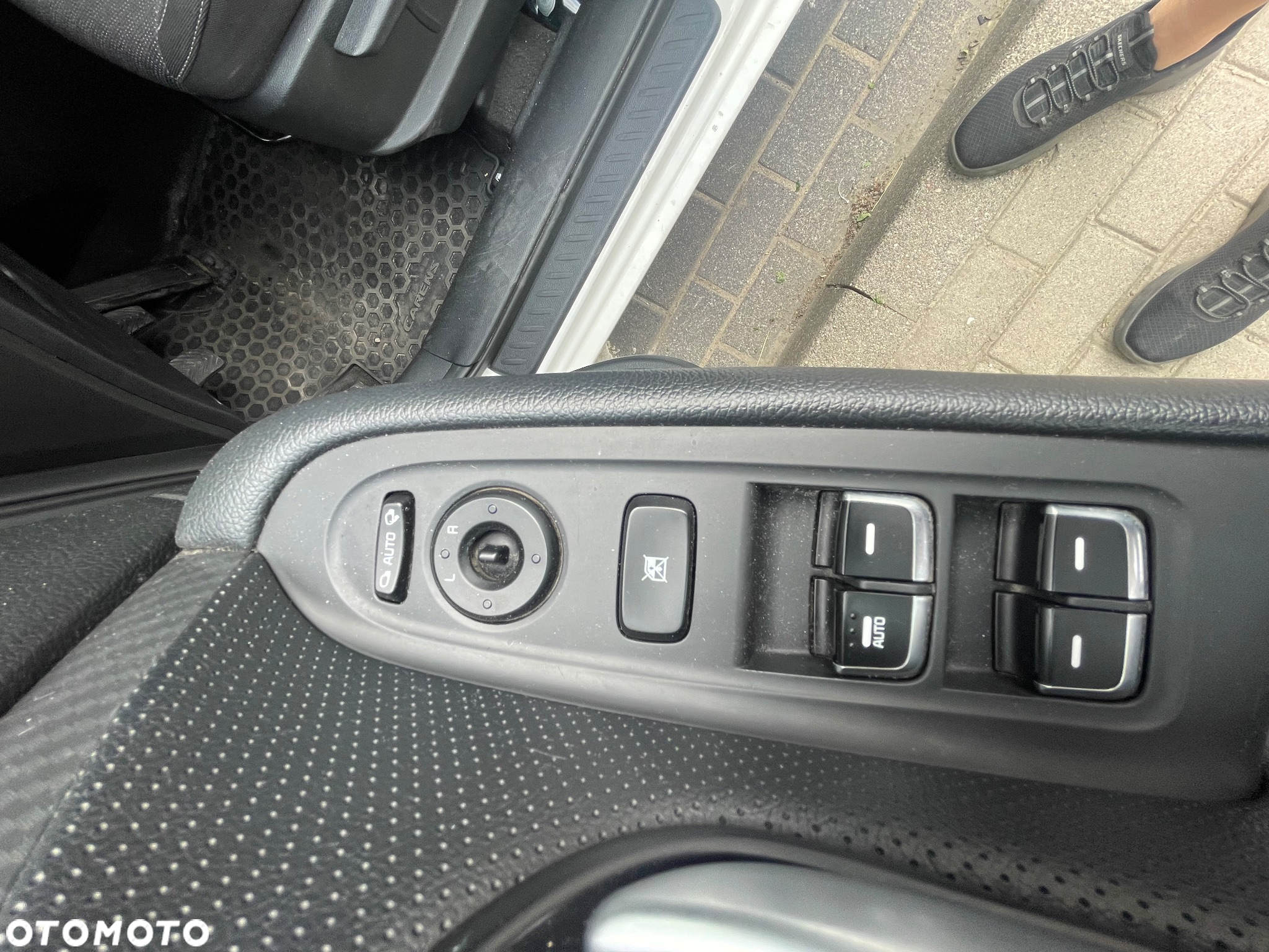 Kia Carens 1.6 GDI L - 12