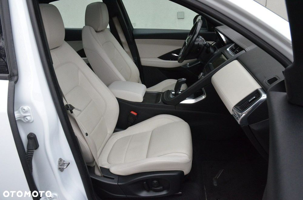 Jaguar E-Pace 2.0 i4P AWD R-Dynamic - 36