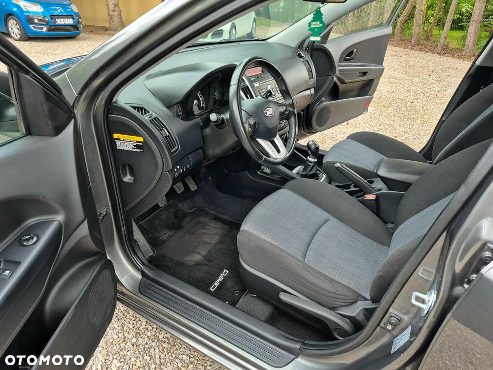 Kia Ceed 1.4 CVVT Dream-Team Edition - 13