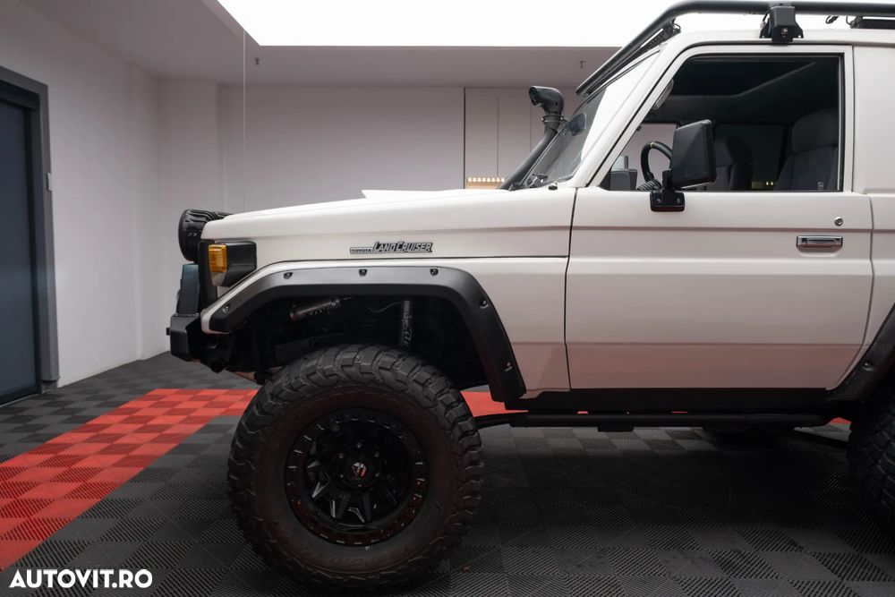 Toyota Land Cruiser - 12
