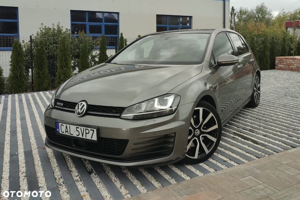 Volkswagen Golf - 1