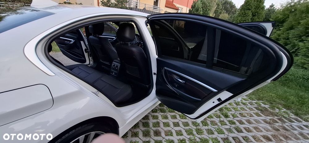 BMW Seria 3 330i Sport Line - 24
