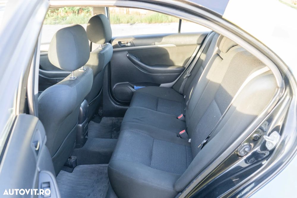 Toyota Avensis 1.6 Comfort - 13