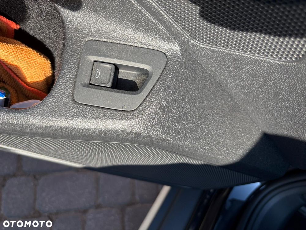 Volkswagen Passat Variant 2.0 TDI SCR 4Motion DSG Alltrack - 23