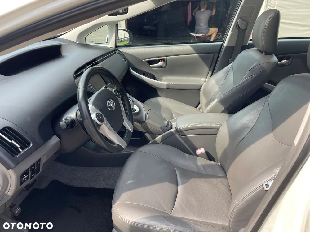 Toyota Prius (Hybrid) Executive - 9