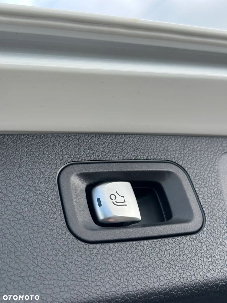 Mercedes-Benz Klasa E 300 d 4Matic T 9G-TRONIC AMG Line - 25