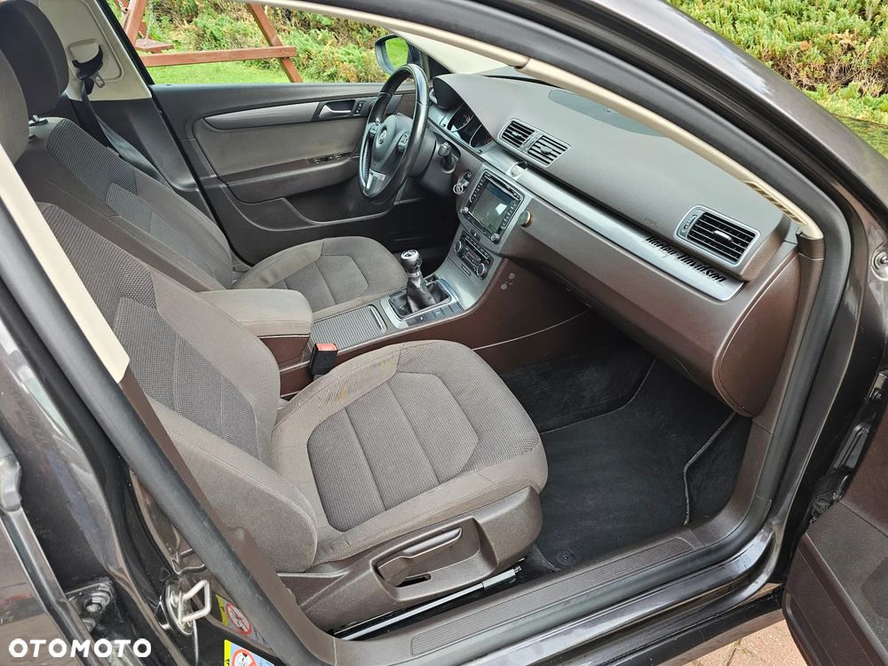 Volkswagen Passat - 11