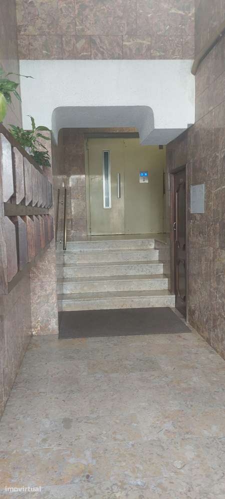 Apartamento T2 com varanda, ar condicionado e elevador - Grande imagem: 2/14