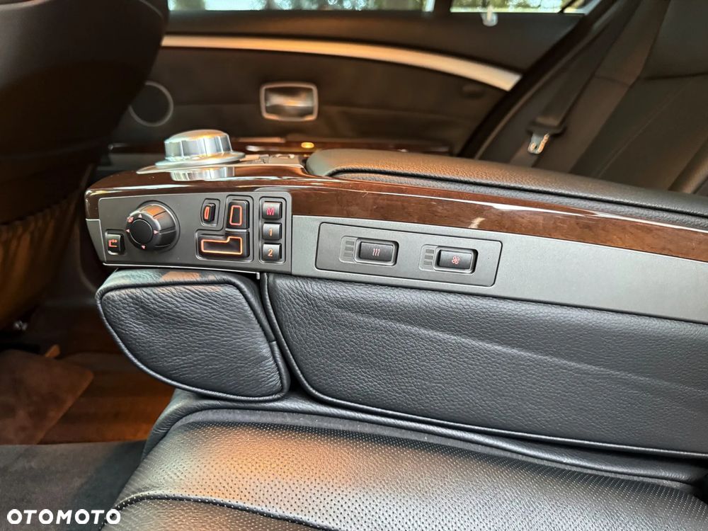 BMW Seria 7 750i L - 23