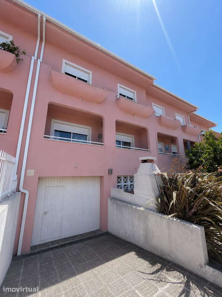 Moradia em Banda T4 de 3 Pisos com Garagem - Grande imagem: 3/28