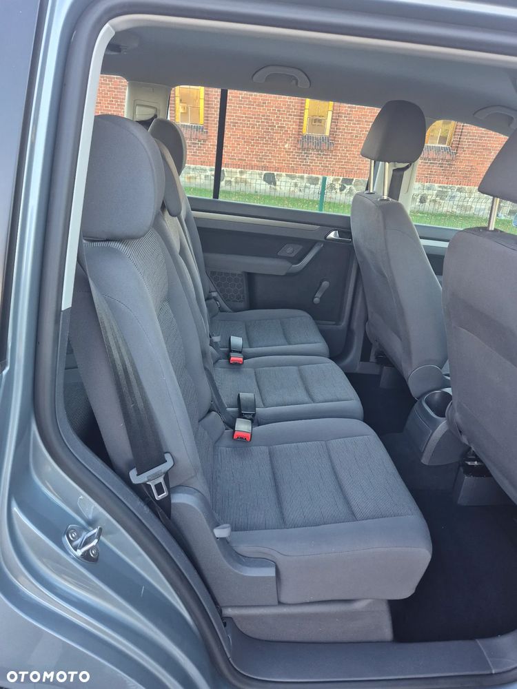 Volkswagen Touran - 12