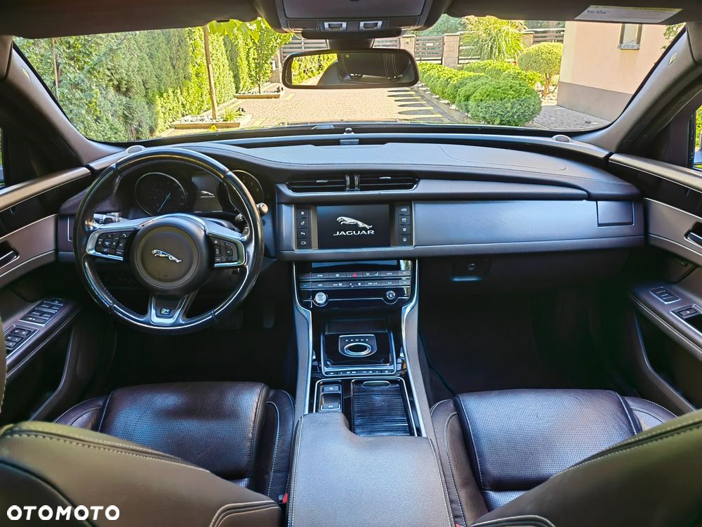 Jaguar XF 35t R-Sport - 12