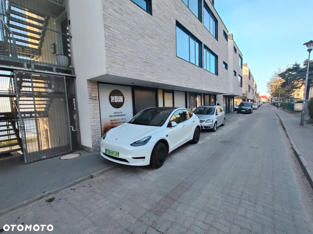 Tesla Model Y - 12