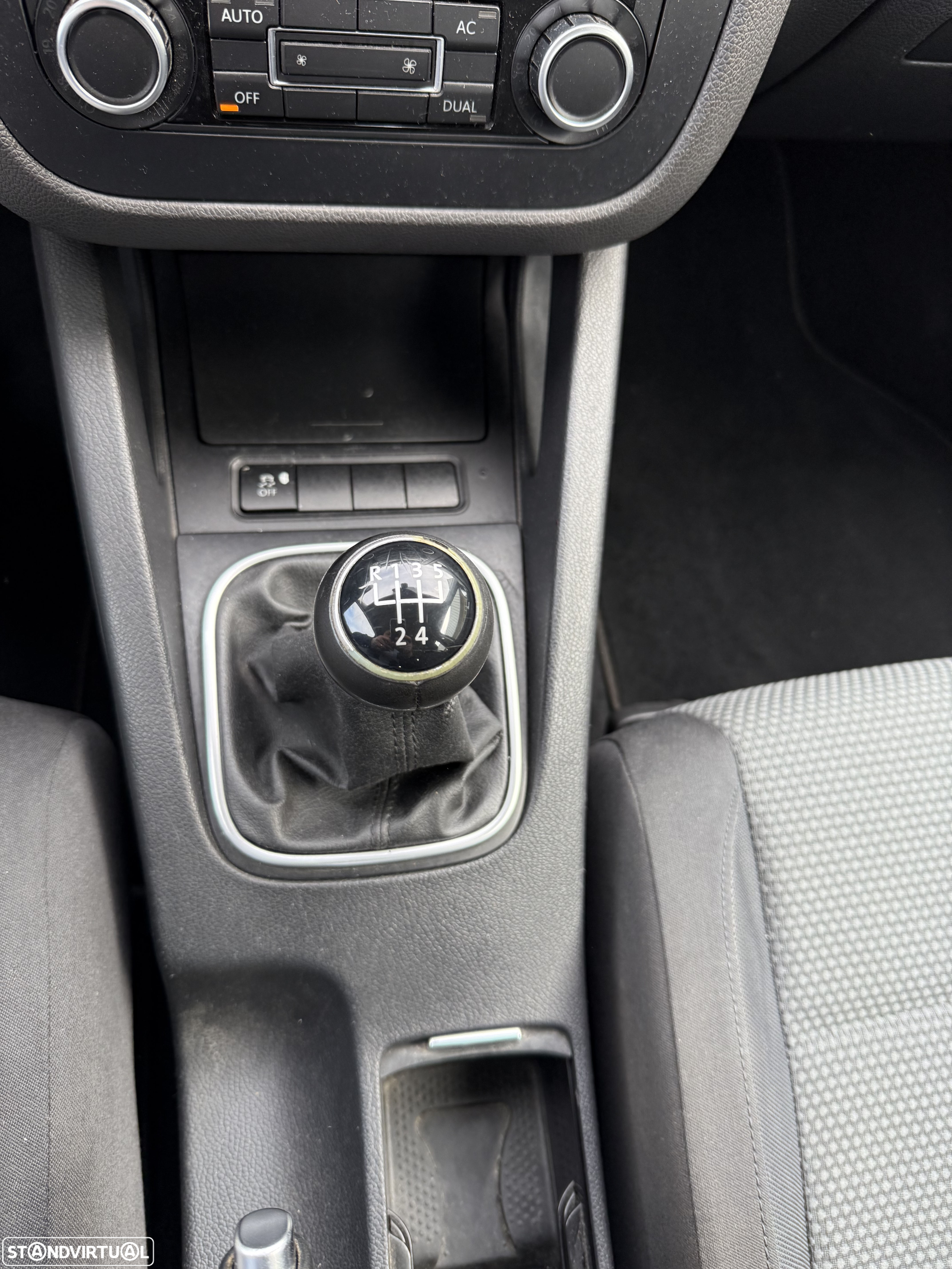 VW Jetta 1.6 TDi Confortline - 21