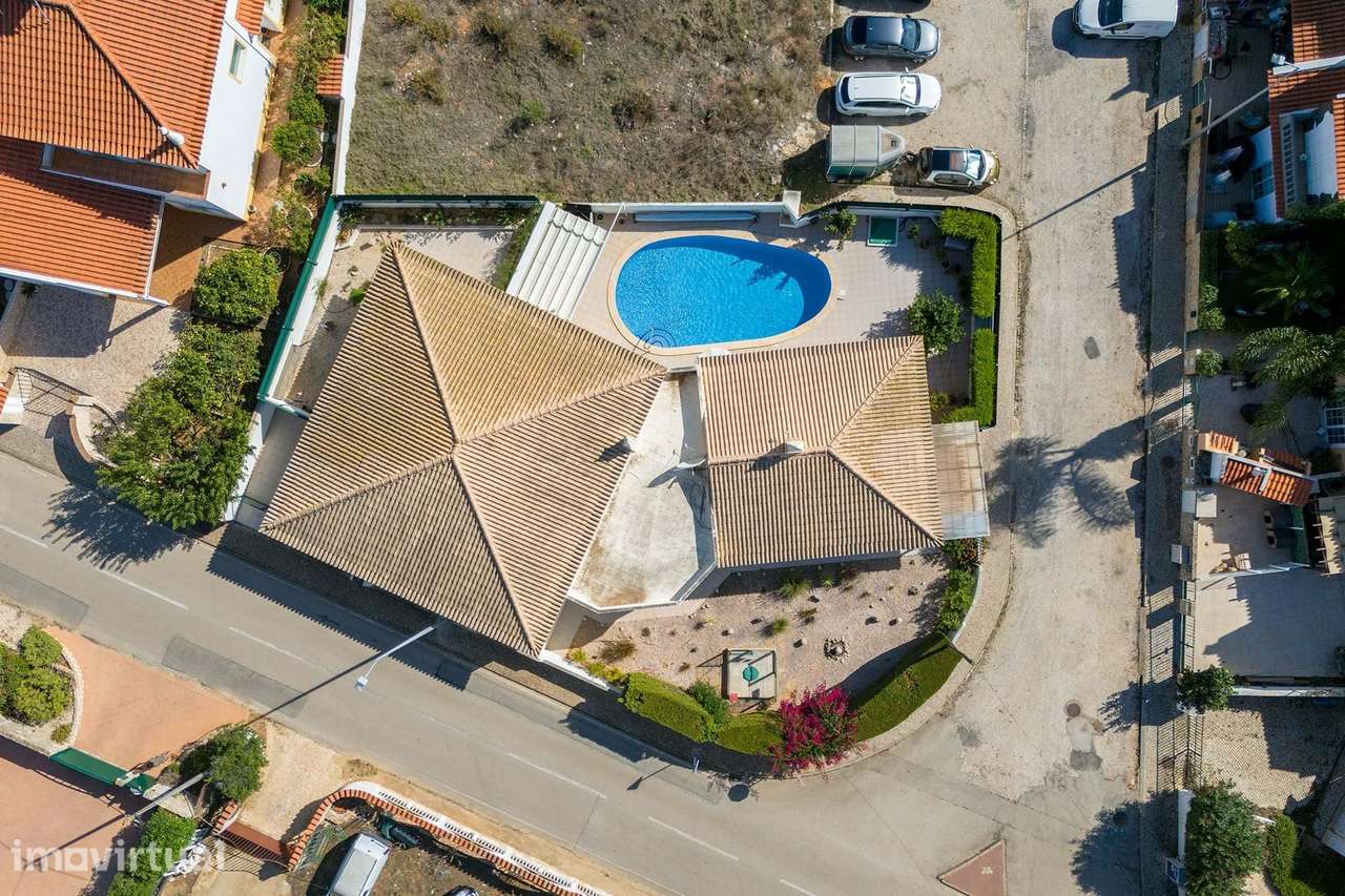 MORADIA TÉRREA V4 COM PISCINA PARA VENDA NO SARGAÇAL - Grande imagem: 3/39