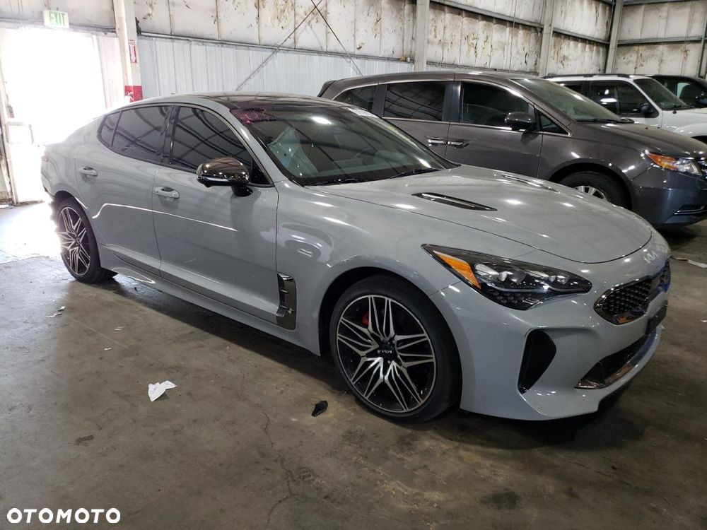 Kia Stinger - 1