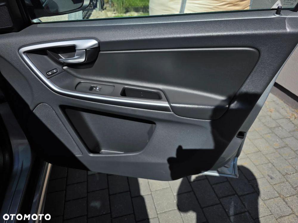 Volvo XC 60 D5 AWD Geartronic Summum - 17