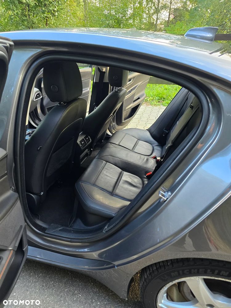 Jaguar XE 2.0 D Prestige - 27