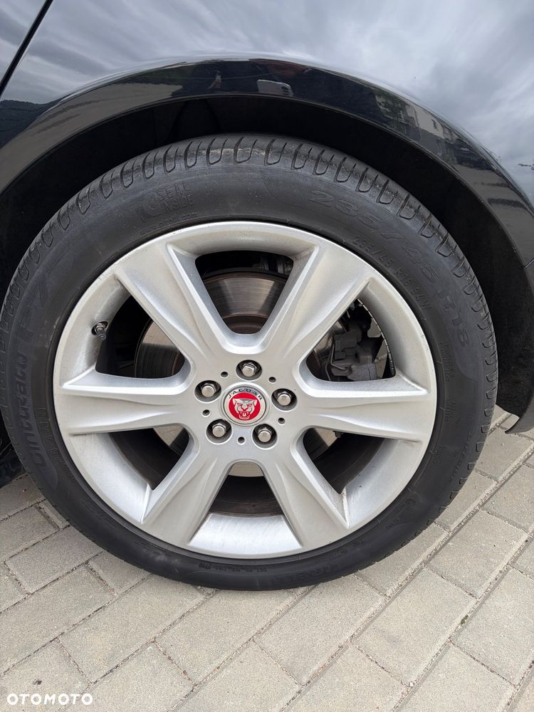 Jaguar XE 2.0 T Prestige - 17