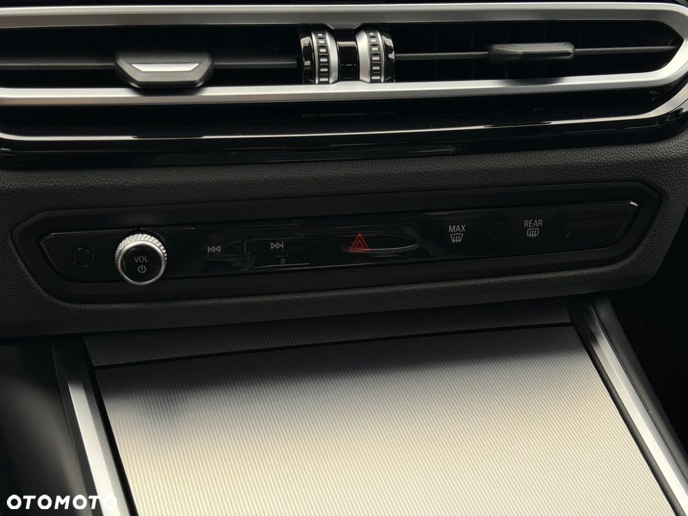 BMW Seria 3 318d mHEV - 19