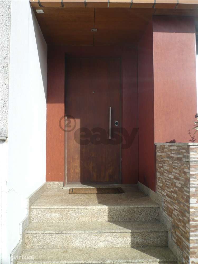 MORADIA EM BANDA T4 COM JARDIM - Grande imagem: 2/60