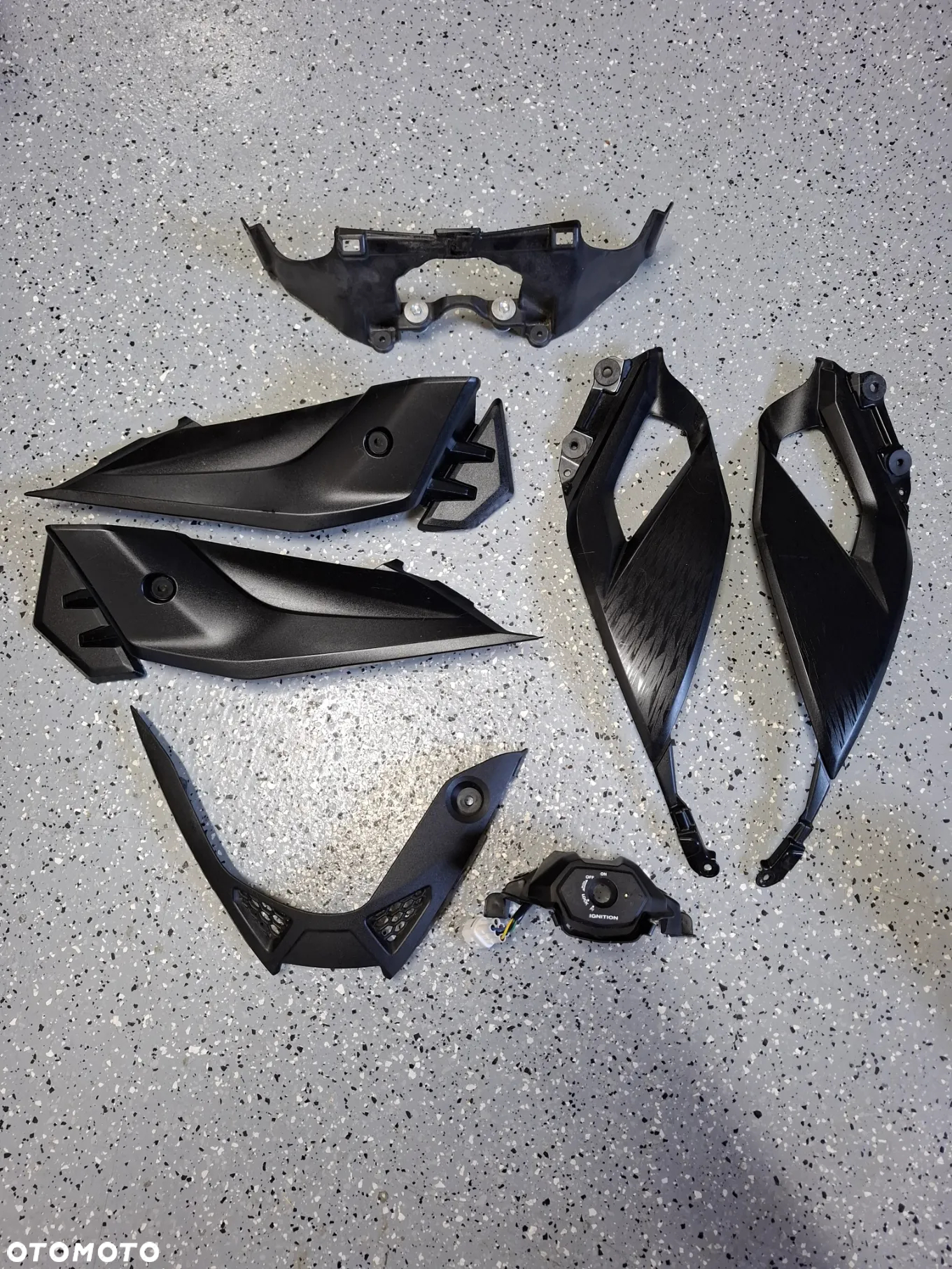 Suzuki GSXS 750 wypełnienie panel owiewka ogon - 2