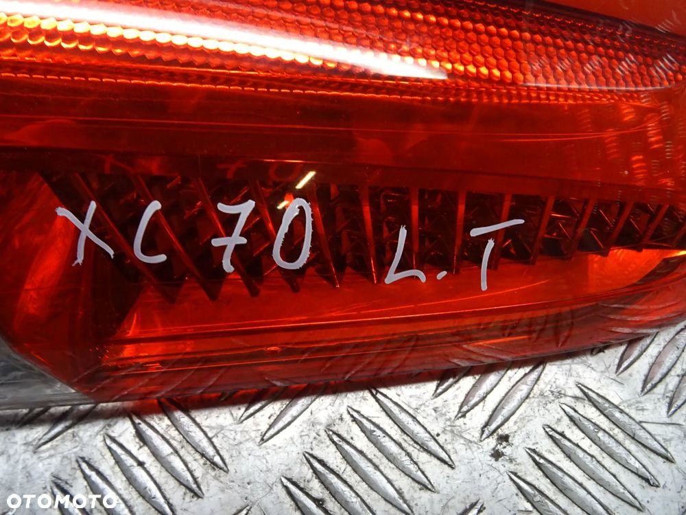 VOLVO XC70 01-07 2.5T 210KM  LAMPA TYŁ TYLNA PRAWA LEWA - 14