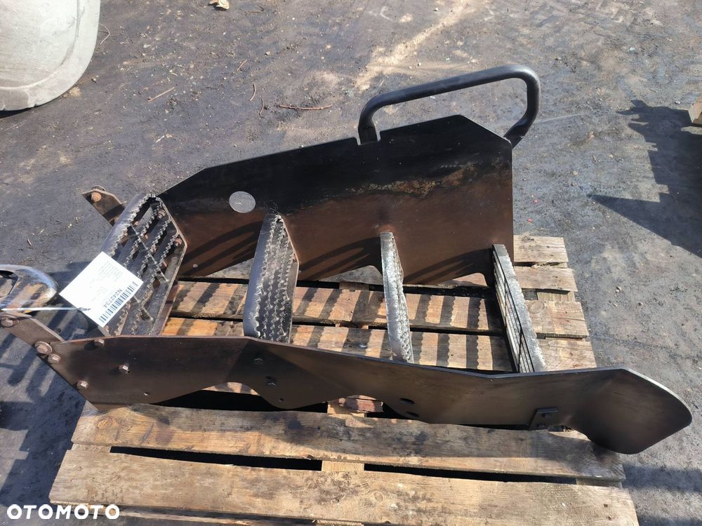 STOPIEŃ LEWY NEW HOLLAND T8.390 - 1