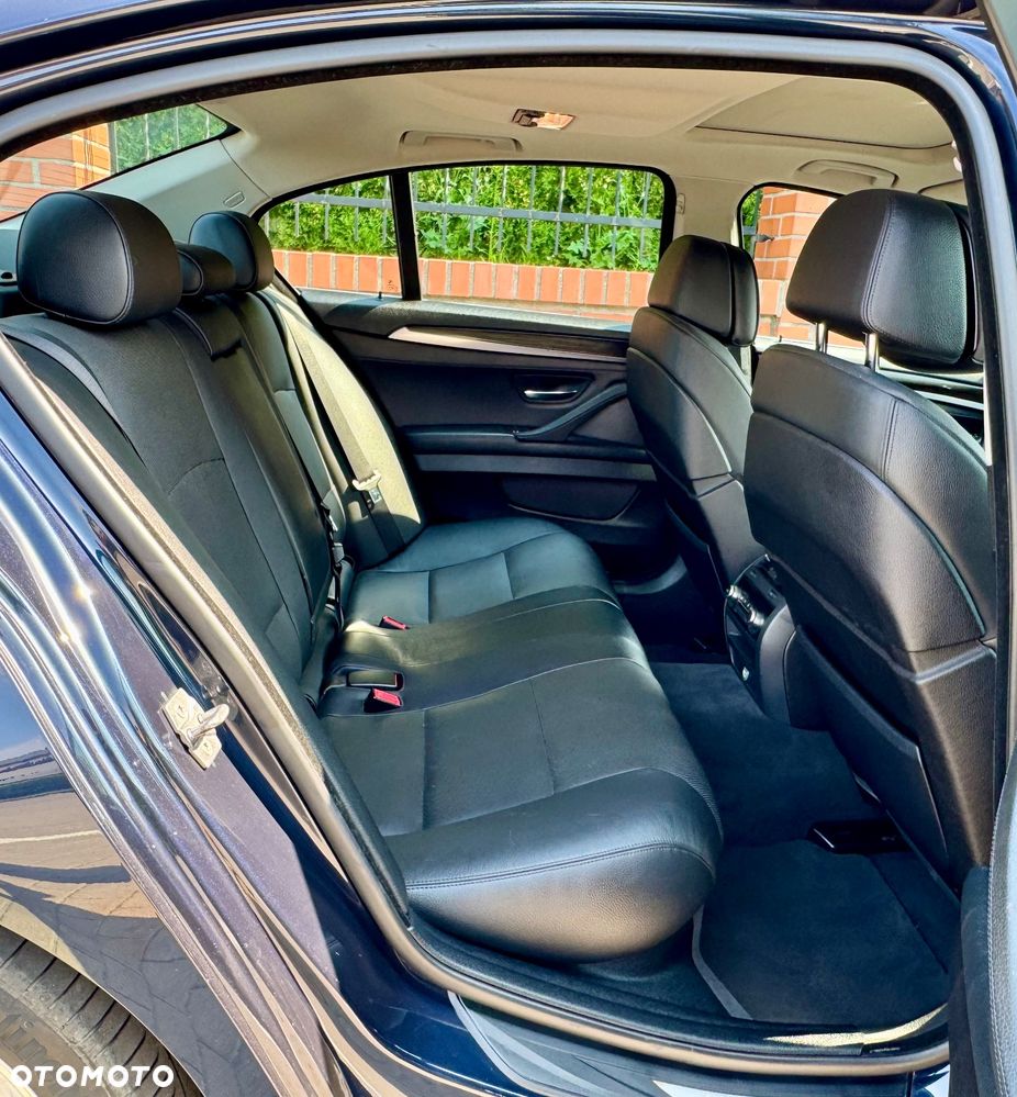 BMW Seria 5 550i Sport-Aut - 14